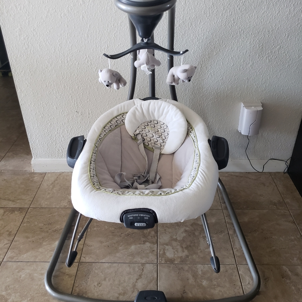 EXCELENT CONDITION! GRACO Baby music swing w/detachable bouncy seat